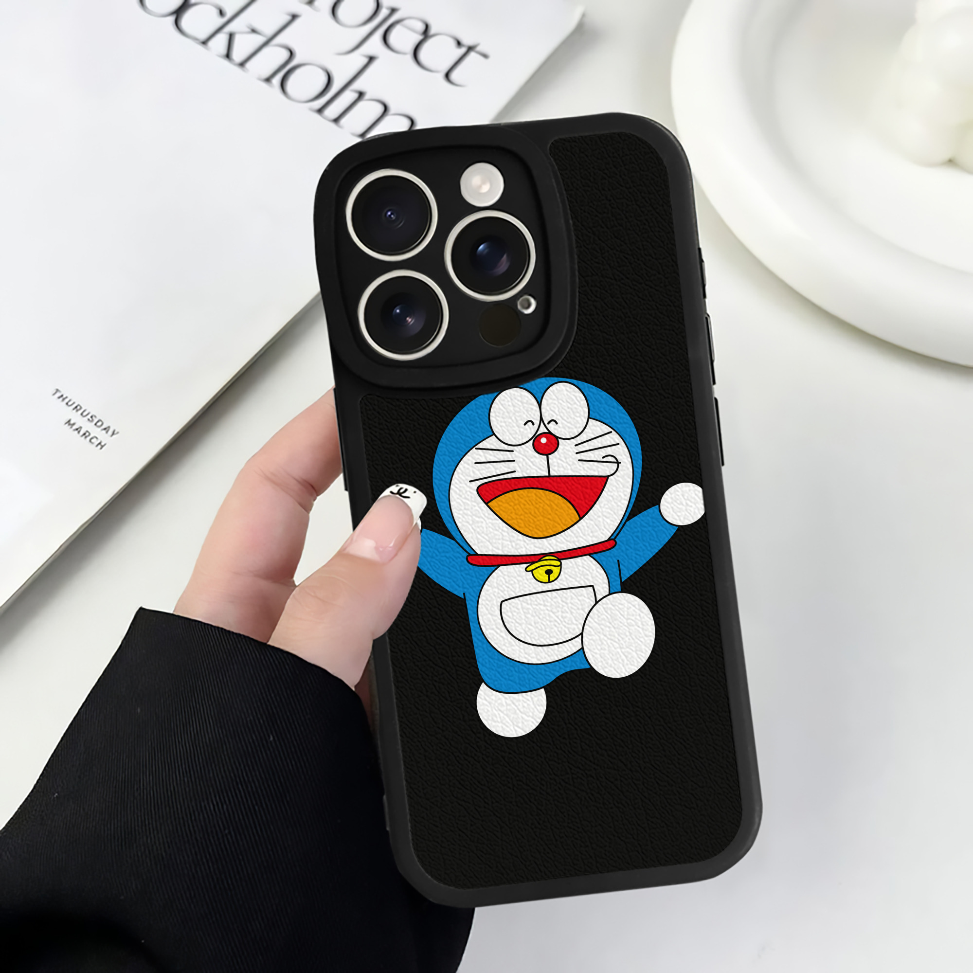 （画像用） ドラえもん Doraemon 【iPhone 16シリーズ対応】シリコンスマホケース（レザー調） 材質：シリコン